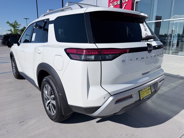 2022 Nissan Pathfinder SL
